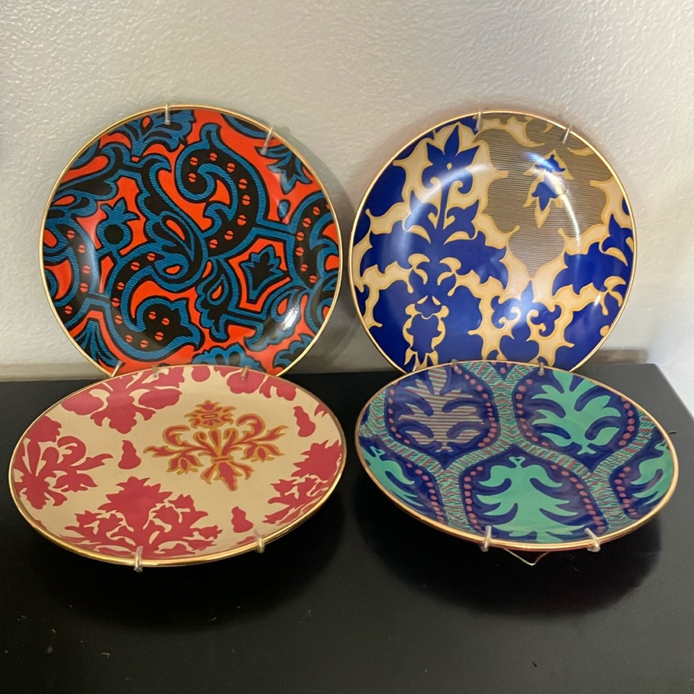 Tracy Reese New York 7.25 inch Neiman Marcus 4 Plate Set w wall hangers